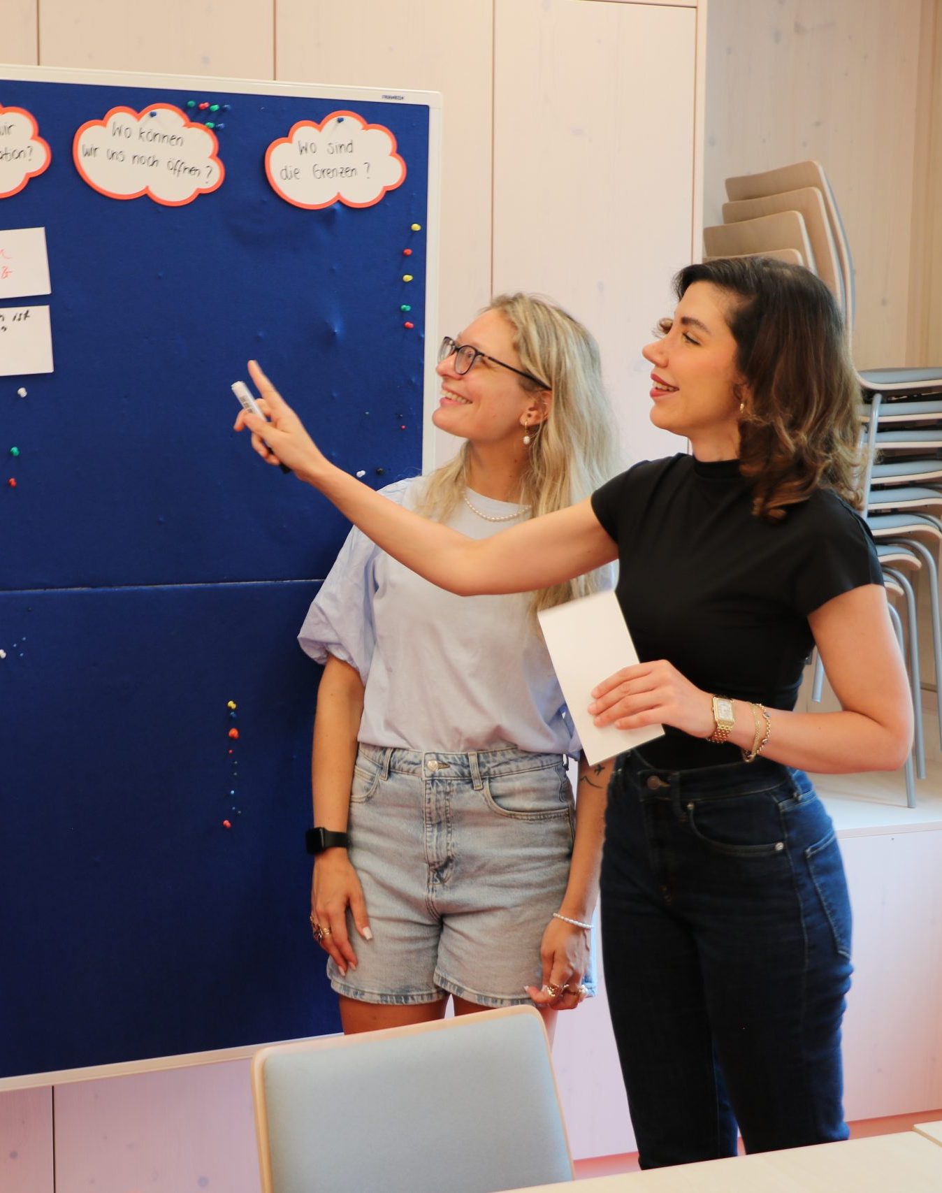 Zwei Betreuungspersonen planen den Kindergartenalltag.