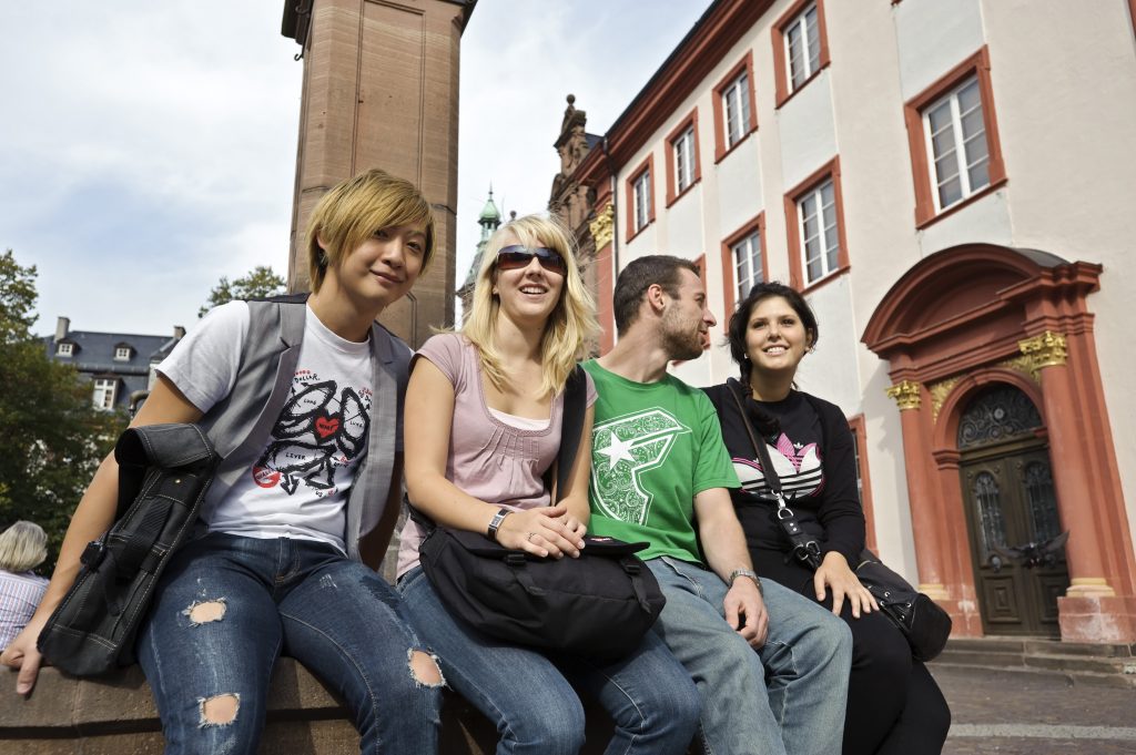Studierende vor der Alten Universität