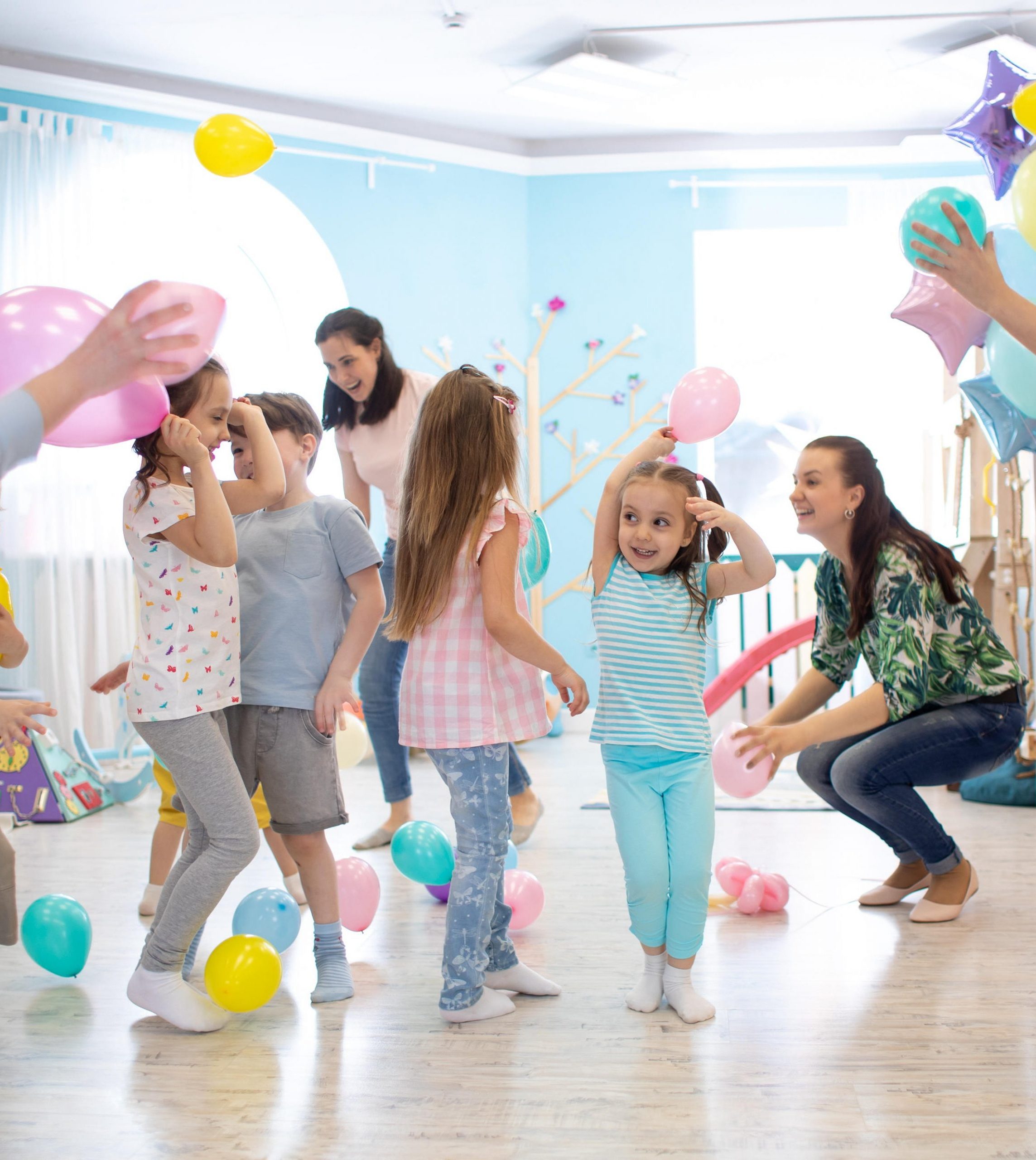 Kinder spielen mit Luftballons in der Kita.