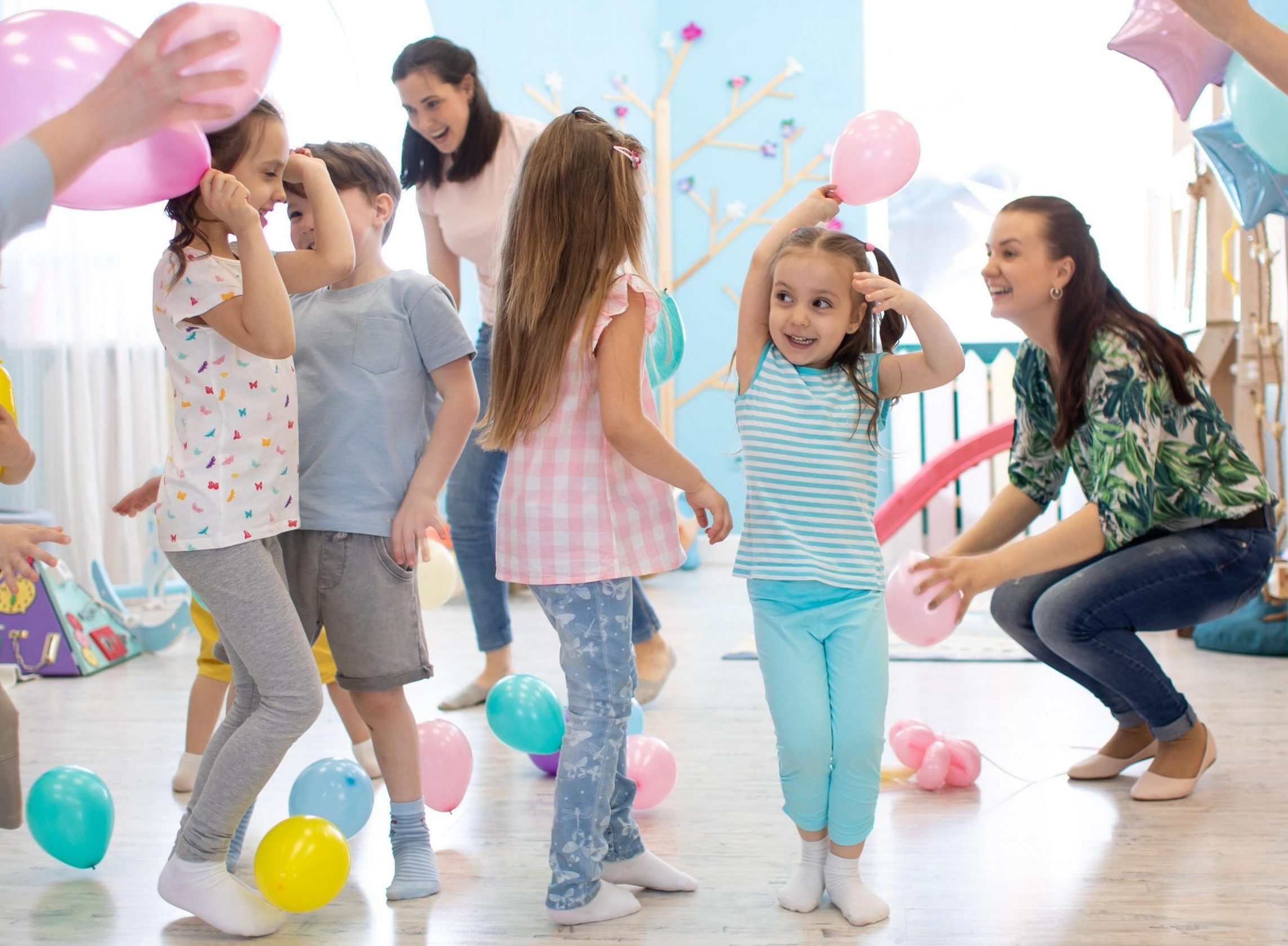 Kinder spielen mit Luftballons in der Kita.