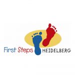Logo von First Steps. Blauer und roter Fußabdruck auf gelben Grund.