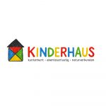 Logo von Kinderhaus. Buntes Haus mit Dreiecksdach.