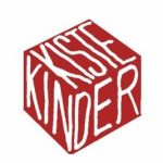 Logo der Kinderkiste. Kiste in rot mit Buchstaben.