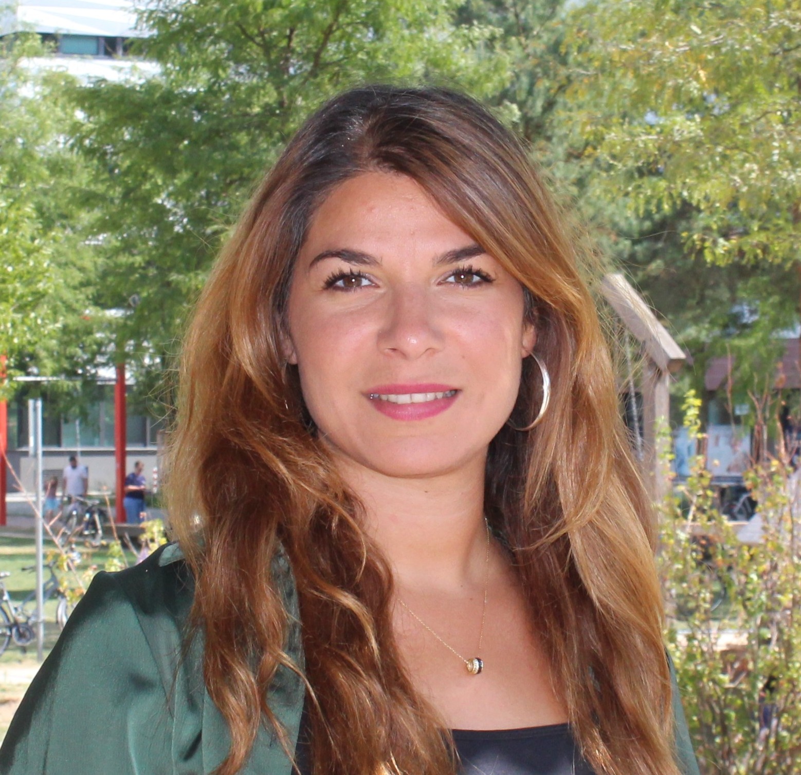 Frau Esra Santina auf Kinderspielplatz