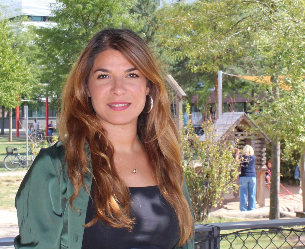 Frau Esra Santina auf Kinderspielplatz